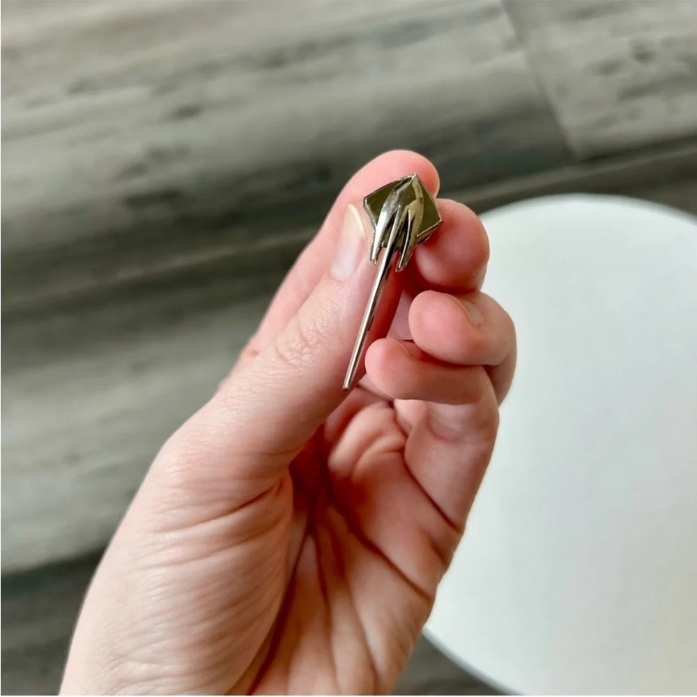 💸 5/20 Vintage 90s/Y2K Mini Silver-Tone Sting Ray Tie Pin Brooch
